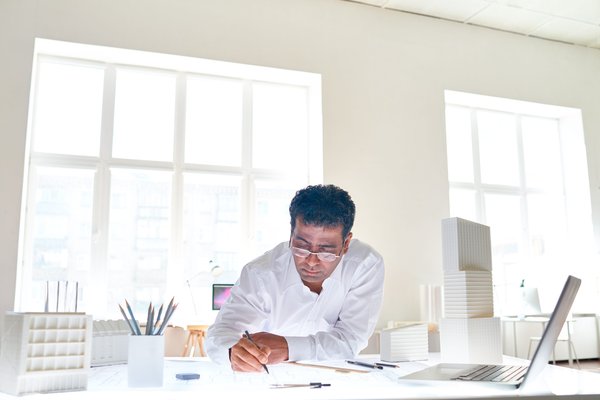 Quelle est l'importance de l'expérience pratique dans les formations en événementiel ?