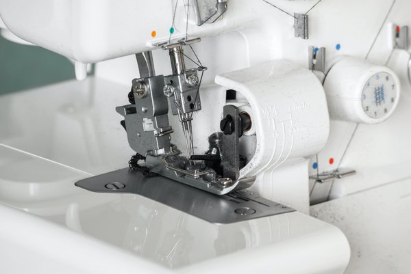 Machine à coudre double aiguille : comparatif et avis