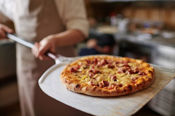 Quelles sont les astuces pour réussir une pizza parfaite dans un four à pizza ?