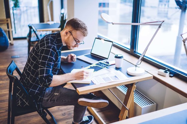 Comment enseigner la gestion des émotions aux enfants par le théâtre ?